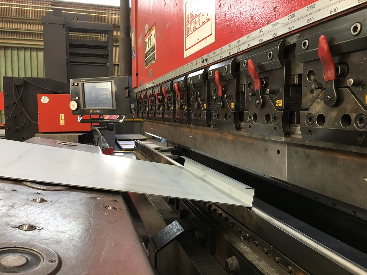 曲げ加工の様子